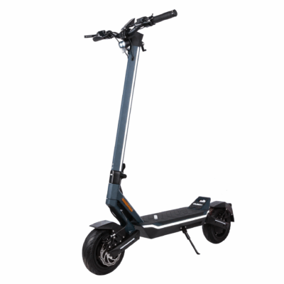 Vue oblique de la trottinette Punk Rider Pro Max illustrant son design moderne et ses lignes épurées