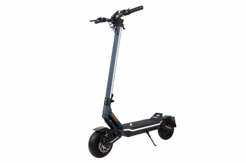 Vue oblique de la trottinette Punk Rider Pro Max illustrant son design moderne et ses lignes épurées