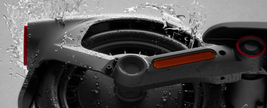 Gros plan sur la roue arrière de la Segway Ninebot F3 avec protection contre l’eau IPX6/IPX7