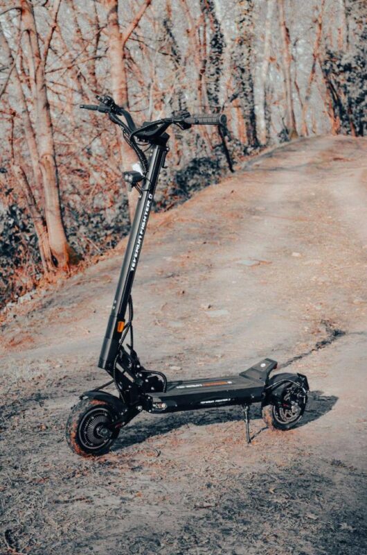 Trottinette électrique Teverun Fighter Mini Q sur un chemin forestier