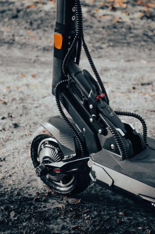 Gros plan sur la roue avant et la suspension de la Teverun Fighter Mini Q
