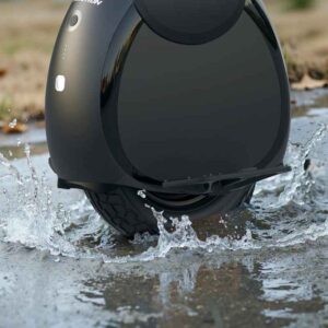 INMOTION V6 traversant une flaque d’eau, démontrant son étanchéité IPX5.