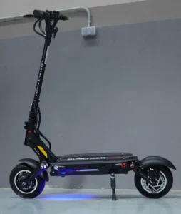 Trottinette Dualtron Victor vue de profil avec éclairage LED et suspension