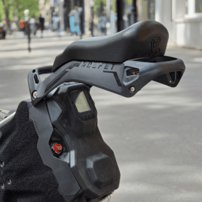 Selle noire Nosfet Aero montée sur trolley déplié