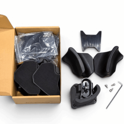 Contenu du kit de pads pour gyroroue avec pièces de fixation, visserie et clé Allen présentés à côté de la boîte.