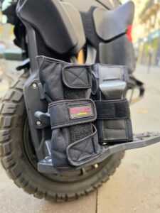Protège-poignets Gyroroue GS-101 | Wrist Guards tissu et cuir 3 Protège-poignets GS-101 Wrist Guards installés sur une gyroroue