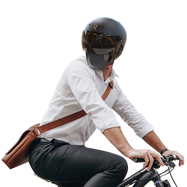 CASQUE REVOE KARM 8 Homme portant le casque Revoe Karm noir à vélo